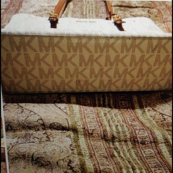 Michael Kors Bedford Tote - Picture 6 of 7